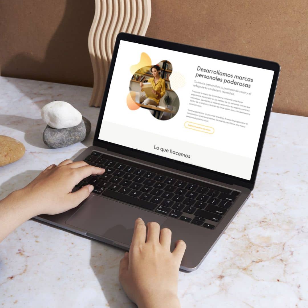 Persona diseñando sitio web en una laptop